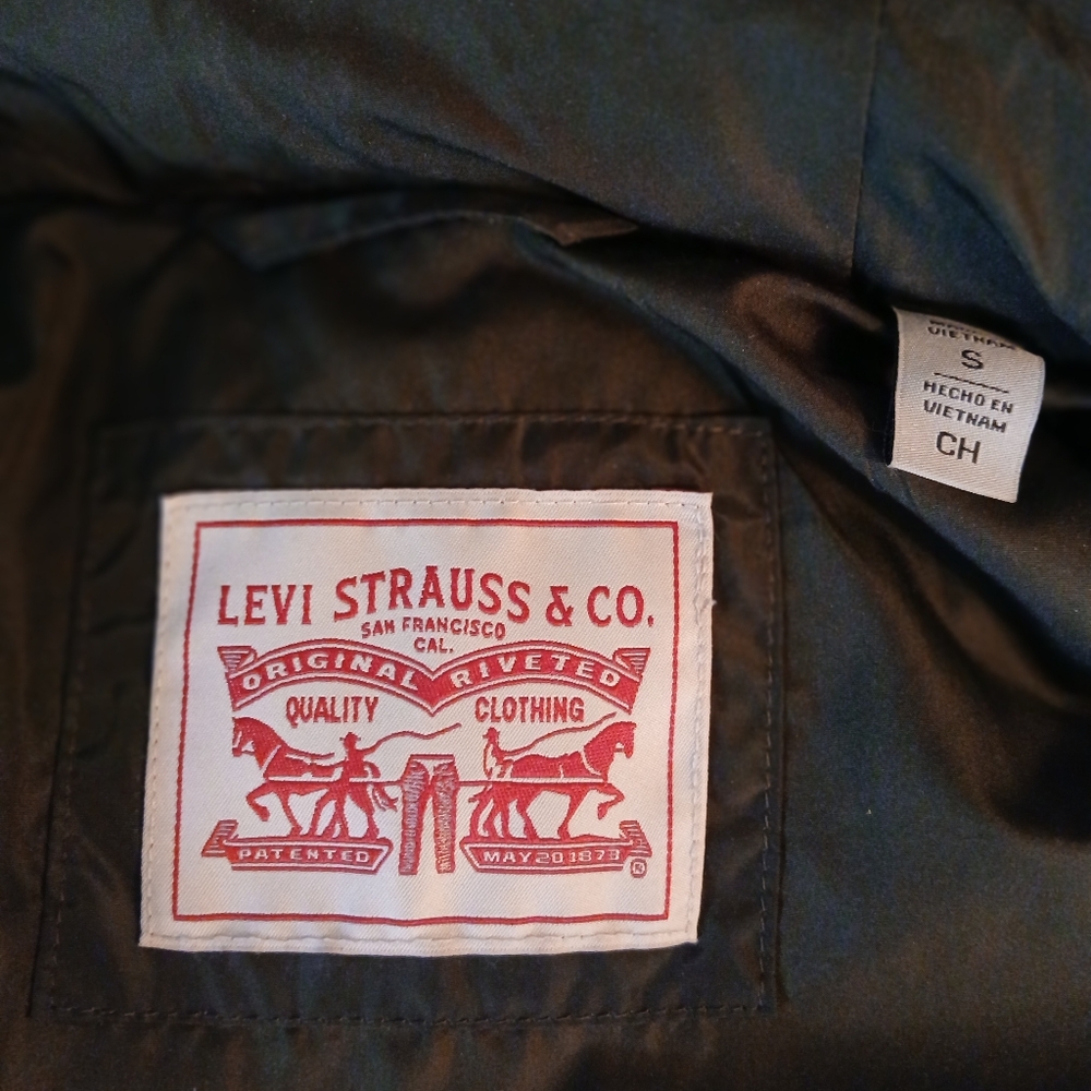 NWT Levi's puffer coat with faux fur trimmed hood. - Picture 4 of 7
